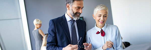 Depósitos Empresas - Hombre y mujer de negocios en una sala de reuniones hablando de negocios