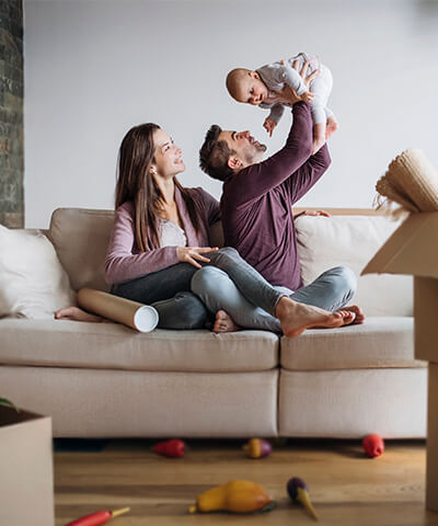 Modulo texto La familia crece - Pareja con su hijo haciendo la mudanza de su nueva casa felices Modulo texto La familia crece - Pareja con su hijo haciendo la mudanza de su nueva casa felices