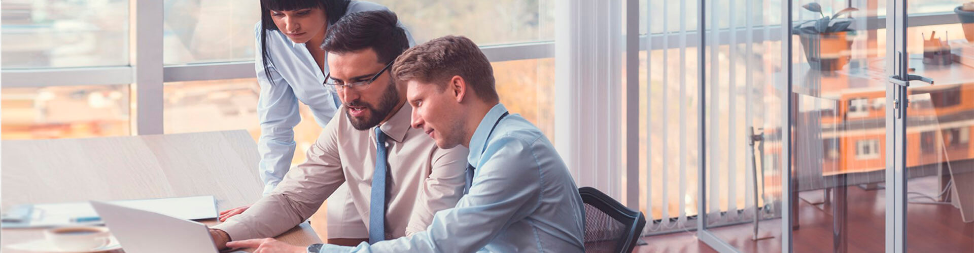 Rural Factoring -Dos hombres y una mujer hablando en una reunión en la oficina Rural Factoring -Dos hombres y una mujer hablando en una reunión en la oficina