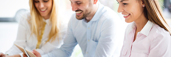 Descuentos Comercial y Anticipo - Equipo de trabajo joven con camisa trabajando juntos en una sala de reuniones con sus portatiles Descuentos Comercial y Anticipo - Equipo de trabajo joven con camisa trabajando juntos en una sala de reuniones con sus portatiles
