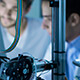 Momento Renovar mis equipos - Equipo de investigadores investigando en un laboratorio junto a equipos científicos Momento Renovar mis equipos - Equipo de investigadores investigando en un laboratorio junto a equipos científicos