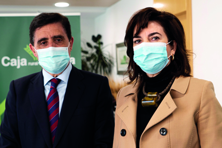 Carlos Martínez por Caja Rural de Soria y Reyes Juberías Hernández Presidenta de la Asociación Cultural Soria Edita Carlos Martínez, Presidente de Caja Rural de Soria y Reyes Juberías Hernández, en calidad de Presidenta de la Asociación Cultural Soria Edita