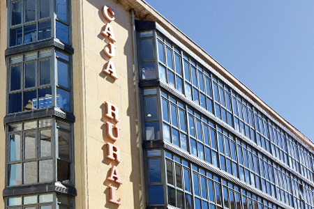 Caja rural de Soria Cuotas de mercado Edificio Centrasl de Caja Rural de Soria cristaleras cielo azul