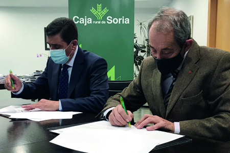 El presidente de Caja Rural de Soria, Carlos Martínez Izquierdo y el presidente de la Hermandad de Donantes de Sangre de Soria, José Luis Molina Medina firmando la renovación del convenio