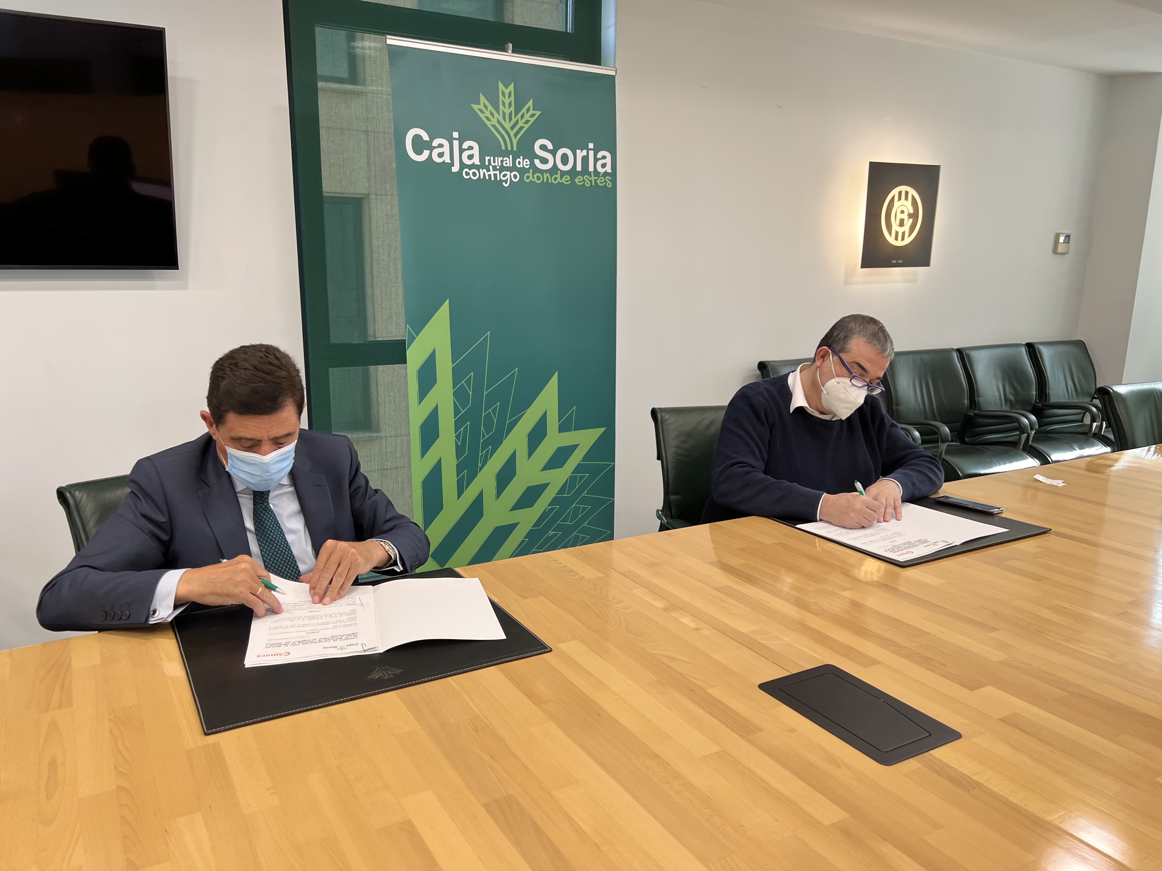 Carlos Martínez Presidente de Caja Rural de Soria y Alberto Santamaría Presidente de la Camara de Comercio de Soria firman un convenio