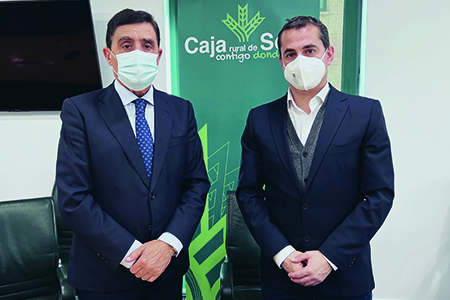 El presidente de Caja Rural de Soria, Carlos Martínez Izquierdo y Alberto Martín Marín, director de Cáritas Diocesana de Osma Soria, posan tras la firma del convenio.