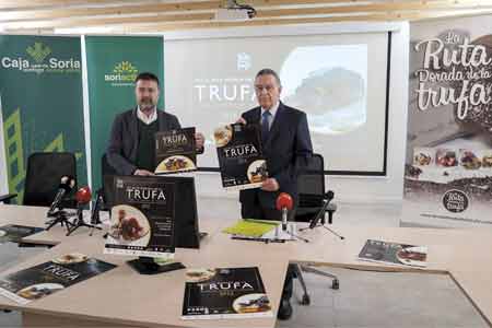 Eduardo Munilla y Anselmo García, Director de la Fundación Soriactiva; posan con el cartel de la nueva edición de la Feria de la Trufa 2022