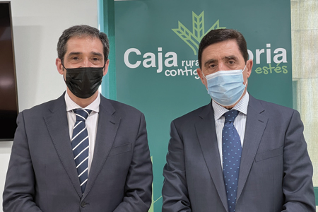 Carlos Martínez Izquierdo (Caja Rural) y Vicente Gonzalo Garijo (Calasanz) posan delante del logotipo de Caja Rural de Soria