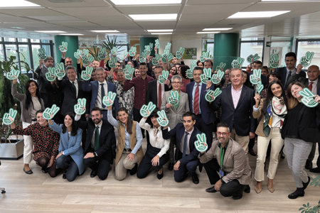 CAJA RURAL DE SORIA Y EL RESTO DE ENTIDADES DEL GRUPO CAJA RURAL
CELEBRAN EL DÍA SOLIDARIO DUPLICANDO SU APORTACIÓN A CÁRITAS La plantilla de Caja Rural de Soria posa con las manos en cartulina