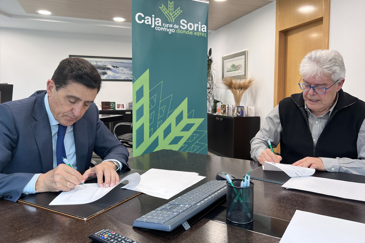El presidente de Caja Rural de Soria, Carlos Martínez Izquierdo y Alfredo Hernández Hernández, en calidad de Presidente de la Asociación Parkinson Soria, firman el convenio