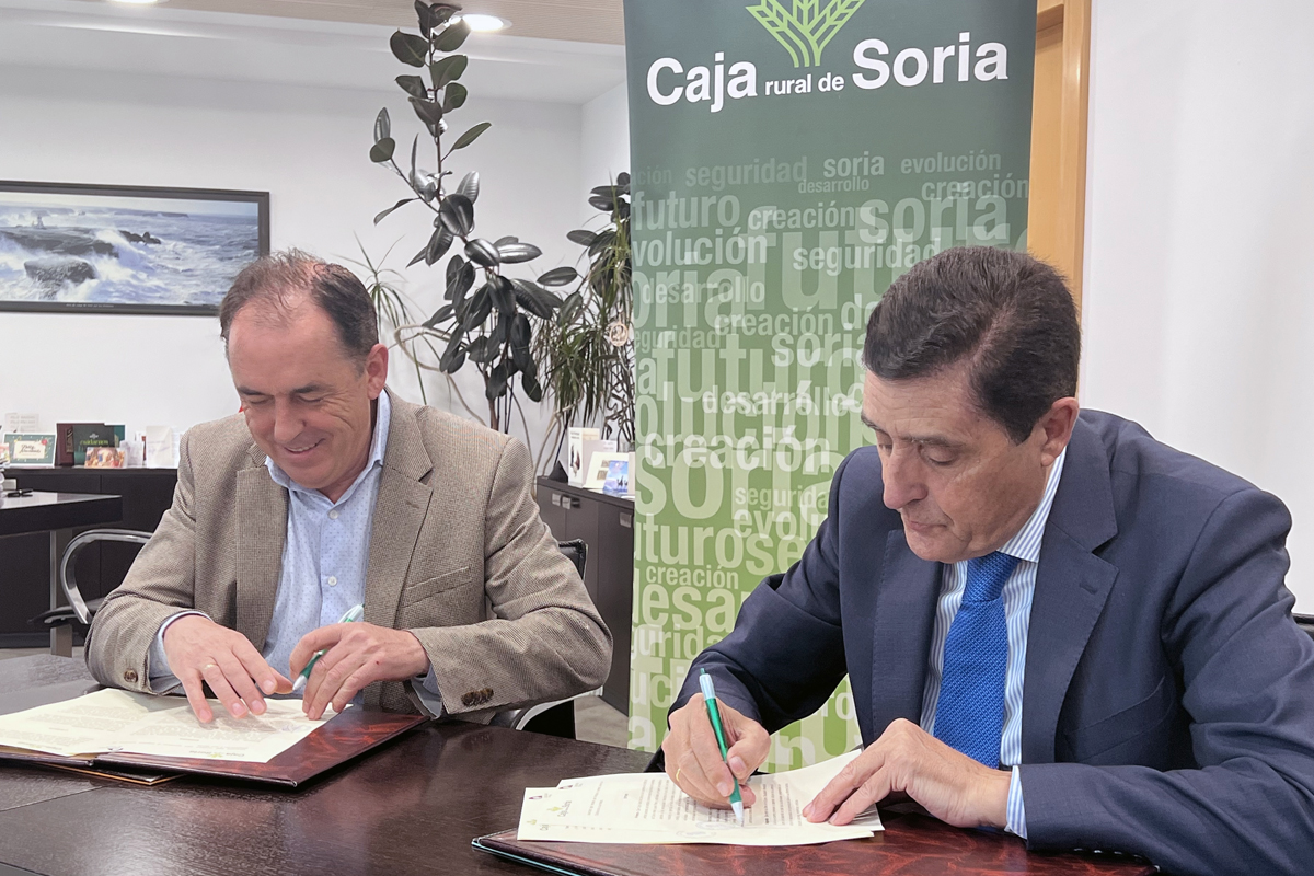 El presidente de Caja Rural de Soria, Carlos Martínez Izquierdo y Benito Serrano, presidente de la Diputación provincial de Soria firman el convenio