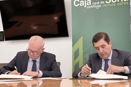 El presidente de Caja Rural de Soria, y el presidente del Colegio Oficial de Médicos de la provincia, José Ramón Huerta Blanco, firman el convenio