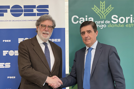 El presidente de Caja Rural de Soria, Carlos Martínez Izquierdo, y el presidente de FOES, Santiago Aparicio posan mientras se estrechan las manos