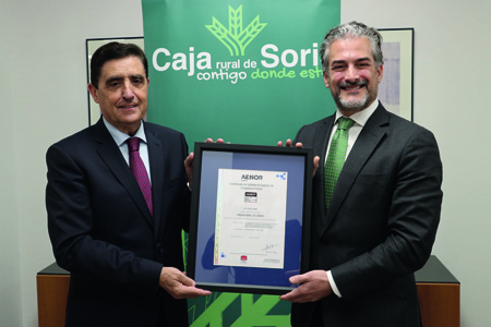 Carlos Martínez, presidente de Caja Rural de Soria, y David de Pastors, director de Evaluación de la Conformidad de AENOR