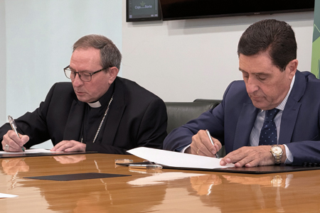 Carlos Martínez Izquierdo, presidente de Caja Rural de Soria, y con Abilio Martínez Varea, obispo de Osma-Soria, firman un acuerdo de colaboración.