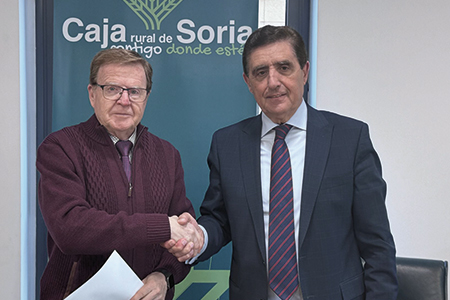 El presidente de Caja Rural de Soria, Carlos Martínez Izquierdo, y Jesús Aguarón, presidente de la Junta Provincial de la Asociación Española Contra el Cáncer (AECC) se estrechan la mano.