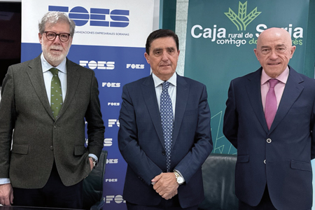 Carlos Martínez Izquierdo, presidente de Caja Rural de Soria, y Santiago Aparicio, presidente de FOES, acompañados por Domingo Barca, Director General de Caja Rural de Soria.