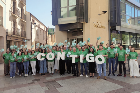LA PLANTILLA DE CAJA RURAL D SORIA POSA FRENTE A LA CAMARA CON CAMISETAS VERDES SOLIDARIAS Y UNAS LETRAS CORPÓREAS EN LAS QUE SE LEE "CONTIGO"