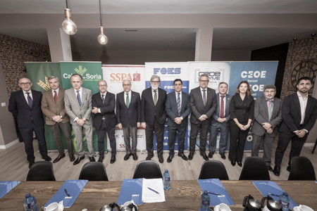 Lucha contra la despoblación Posan frente a la cámara las organizaciones empresariales FOES, CEOE Teruel y CEOE CEPYME Cuenca, junto con las Cajas Rurales de Soria, Teruel y Globalcaja
