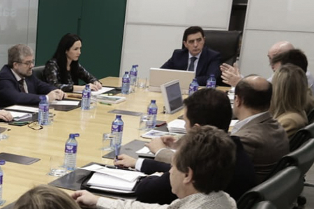 Reunidos con el personal de la Caja para el estudio de lo que comentan los grupos de interés