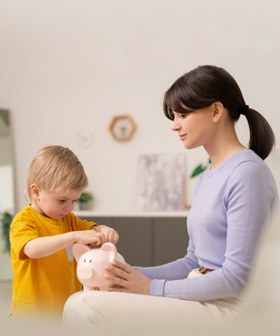 Porque somos así: Ahorradores. Mujer y niño metiendo un billete en la hucha.