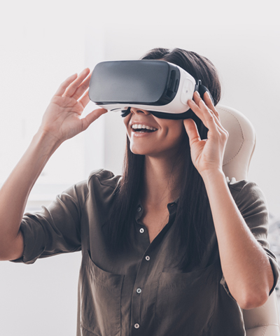 Porque Somos Así Digital: Mujer con gafas de realidad virtual.