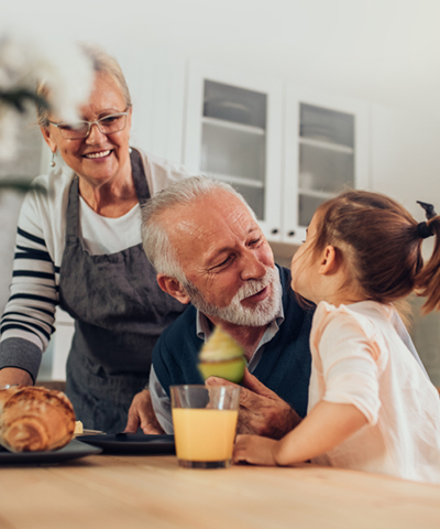 Porque somos así Pensión: Abuelos dando de desayunar a una niña de 2 años que se entiende que será su nieta.