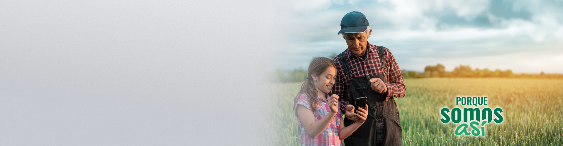 Porque somos así - AGRO - Agricultor senior con niña pequeña viendo el campo y un dispositivo móvil. 