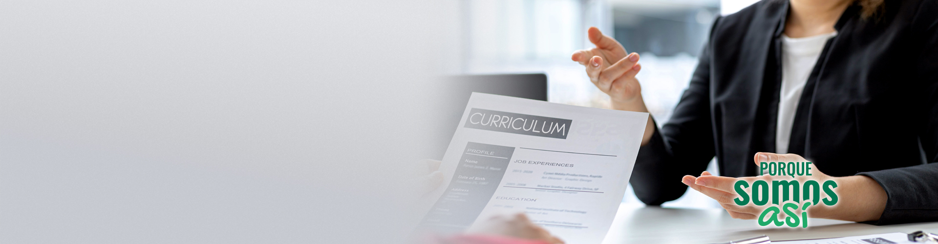 Porque somos Así desempleo - entrevista de trabajo donde se ve un currículum en primer plano