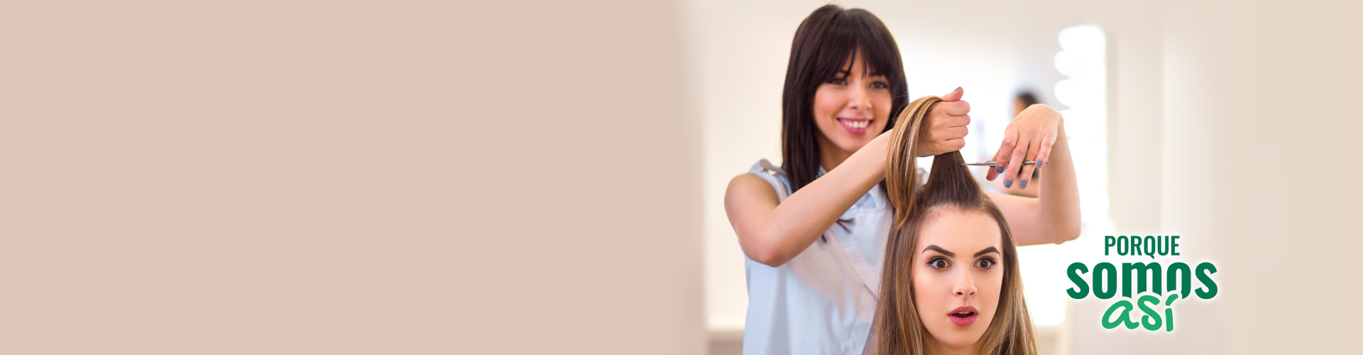 Porque Somos Así Nuevos clientes: Mujer haciendo un corte de nuevo de pelo con una peluquera