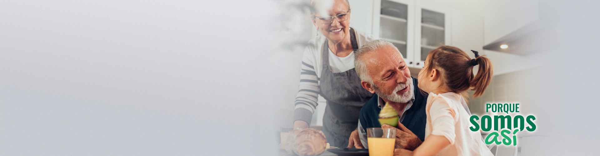 Porque somos Así pensionista - abuelos dando de desayunar a una niña pequeña de unos 2 años