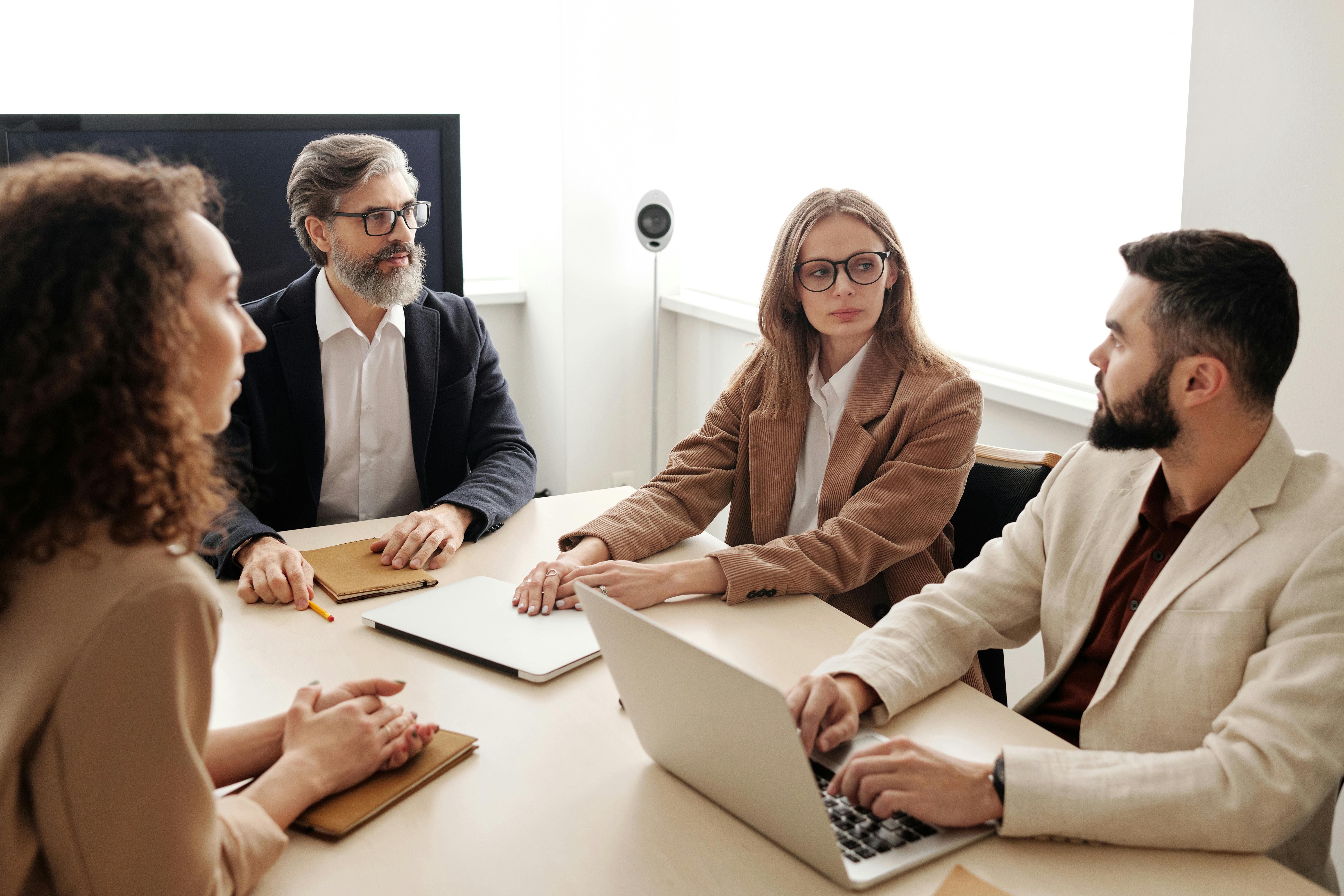 empresarios reunidos