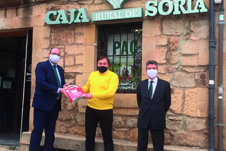 Caja Rural de Soria entrega desfibrilador en Vinuesa, Soria.