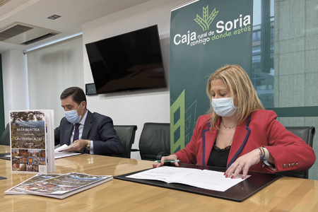 Carlos Martínez Izquierdo, Presidente de Caja Rural de Soria; y Yolanda de Gregorio, Delegada Territorial de la Junta de Castilla y León firman el convenio de Colaboración para 2022