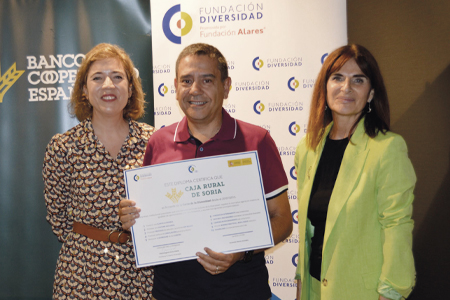 Fernando Martín, jefe de RRHH de Caja Rural de Soria posa con el diploma de la diversidad.