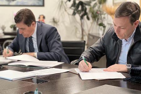 Carlos Martínez y Gonzalo Irigoyen en la firma del convenio
