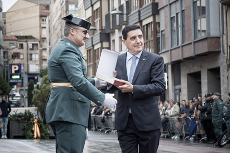 Carlos Martínez Izquierdo recibiendo la placa y galardón
