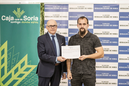 Premiado posa para la foto con Juan Antonio Tierno Responsable Institucional de Caja Rural de Soria