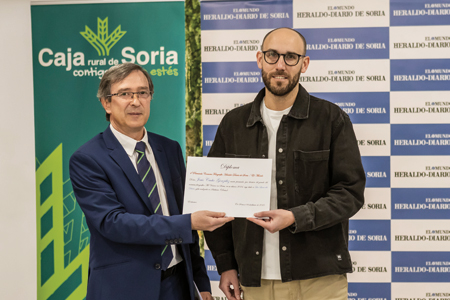 Premiado posa para la foto