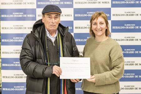 Premiado posa para la foto