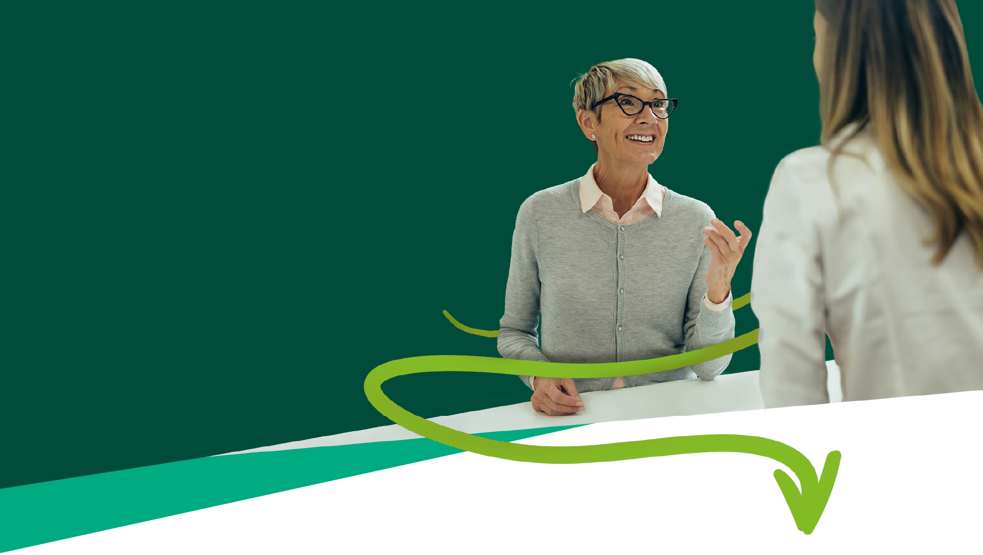 imagen persona mayor con su gestora comercial