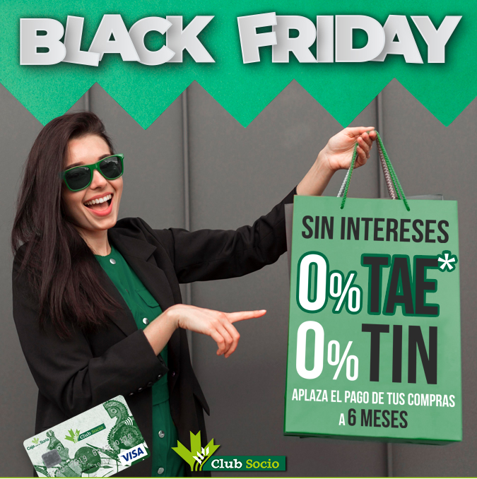 Mujer señalando una bolsa de la compra con información de la campaña. Aplaza las compras a 6 meses al 0%TAE, 0%TIN. SIN INTERESES