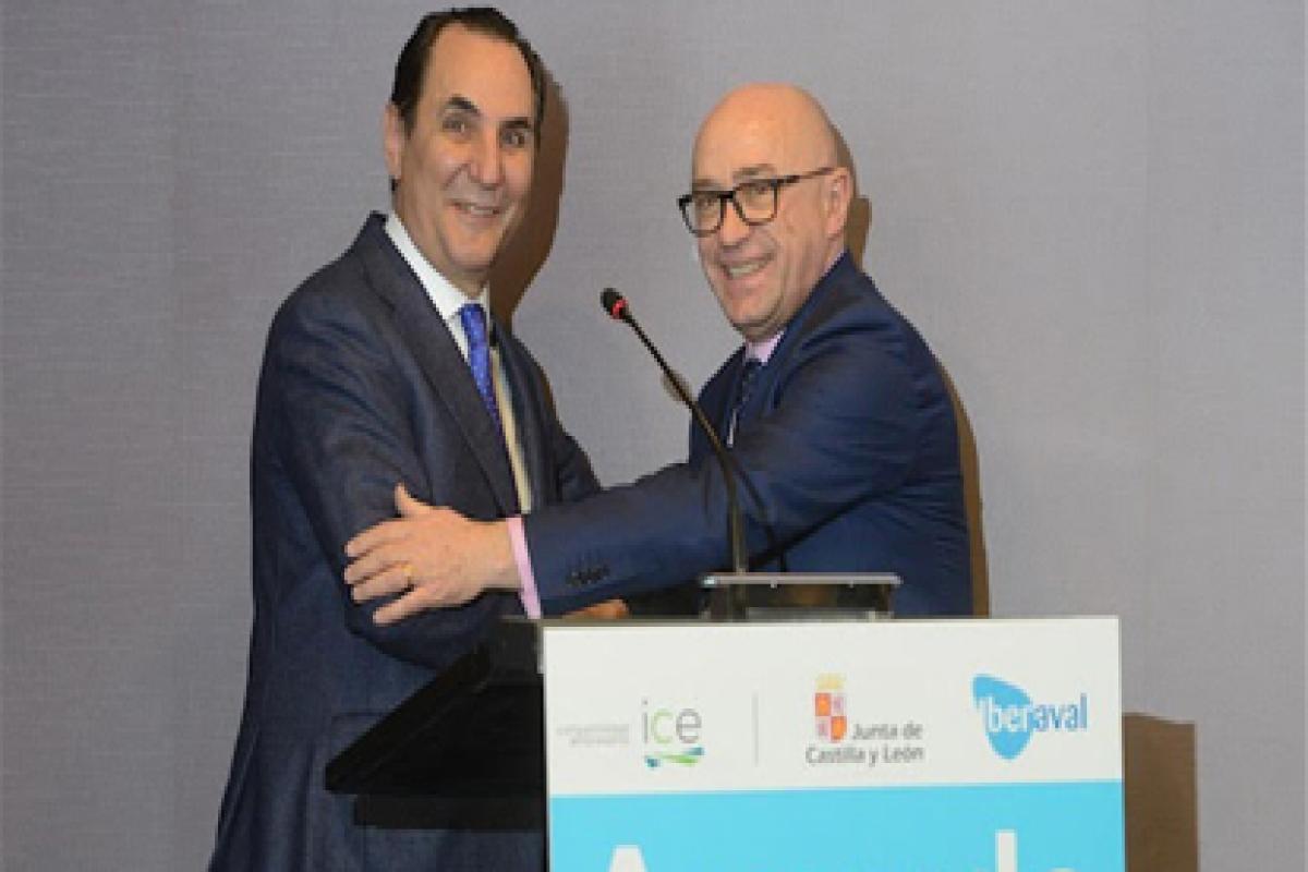 Representantes de ambas entidades estrechan manos tras la firma del convenio de colaboración