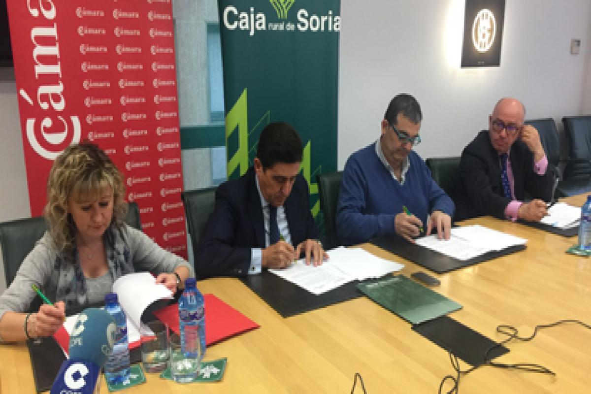 Representantes de ambas entidades durante la firma del convenio de colaboración