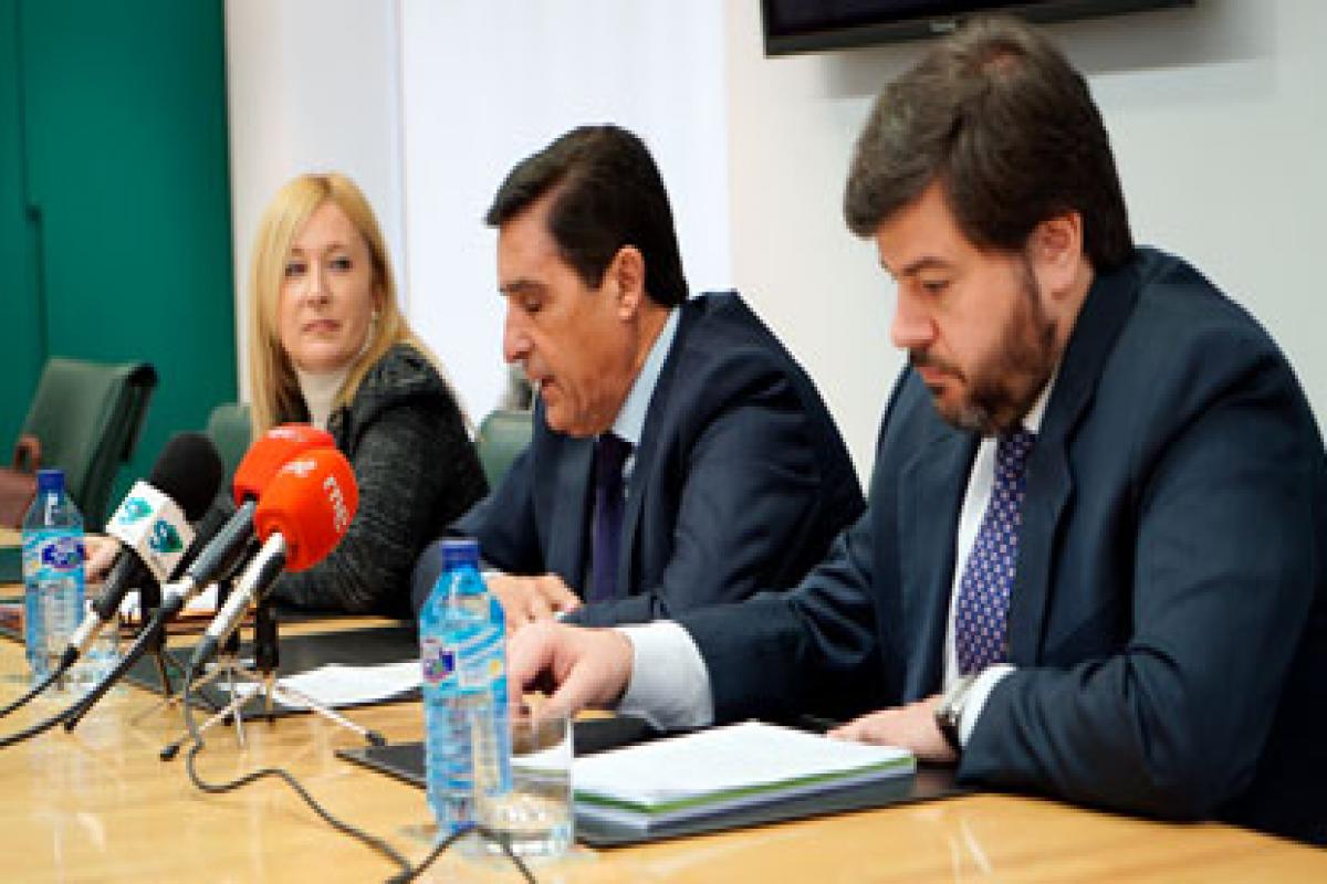 Miembros de Caja Rural de Soria durante la presentación de la programación de la cátedra de conocimiento e innovación