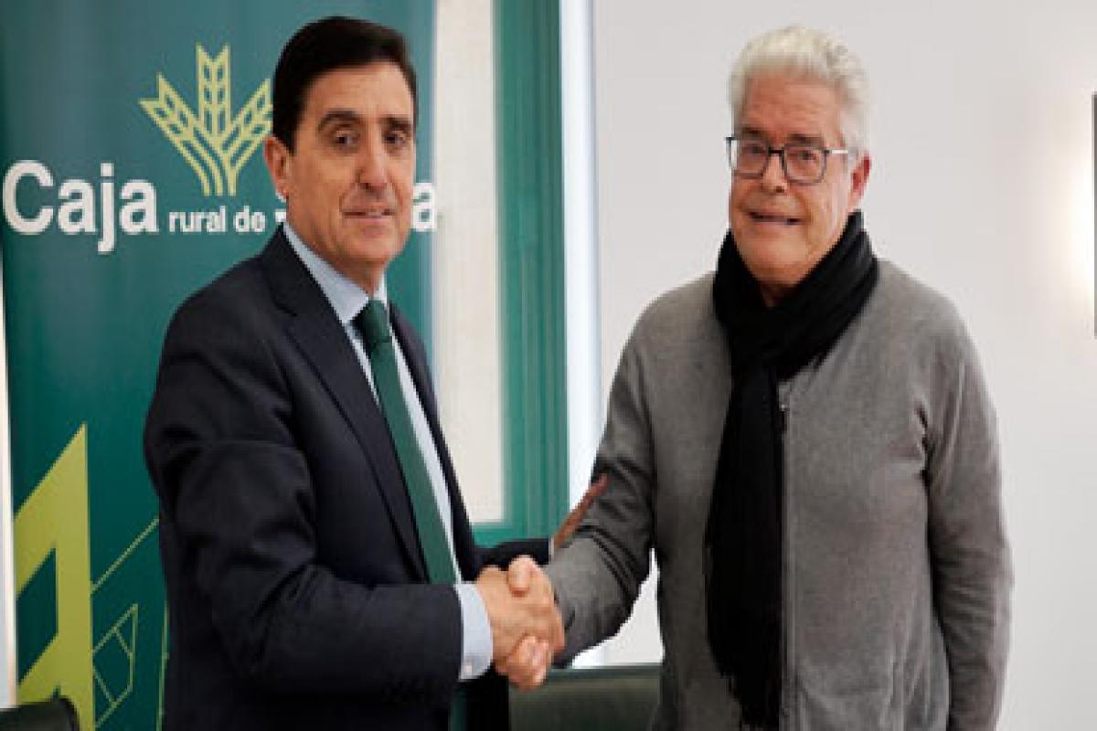 Representantes de ambas entidades estrechan manos tras la firma del convenio de colaboración