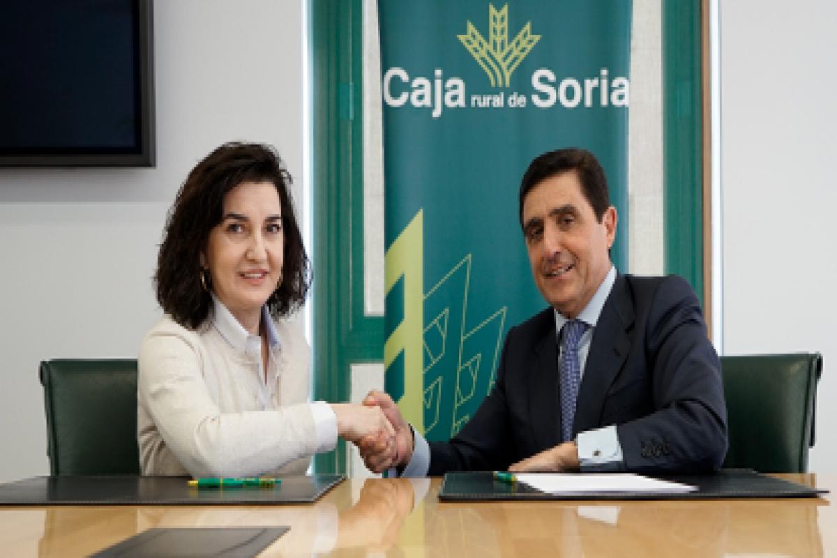 Representantes de ambas entidades estrechan manos tras la firma del convenio de colaboración