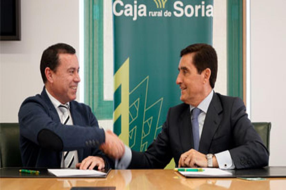 Representantes de ambas entidades estrechan manos tras la firma del convenio de colaboración