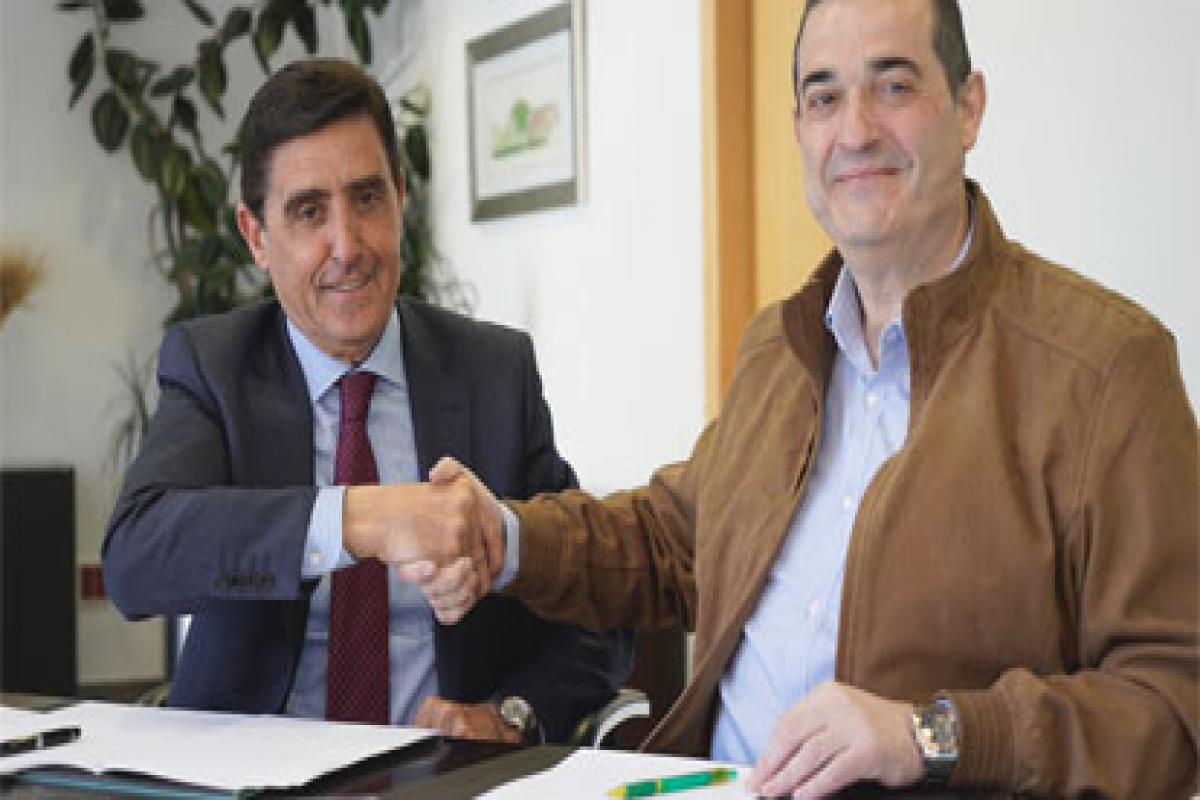 Representantes de ambas entidades estrechan manos tras la firma del convenio de colaboración