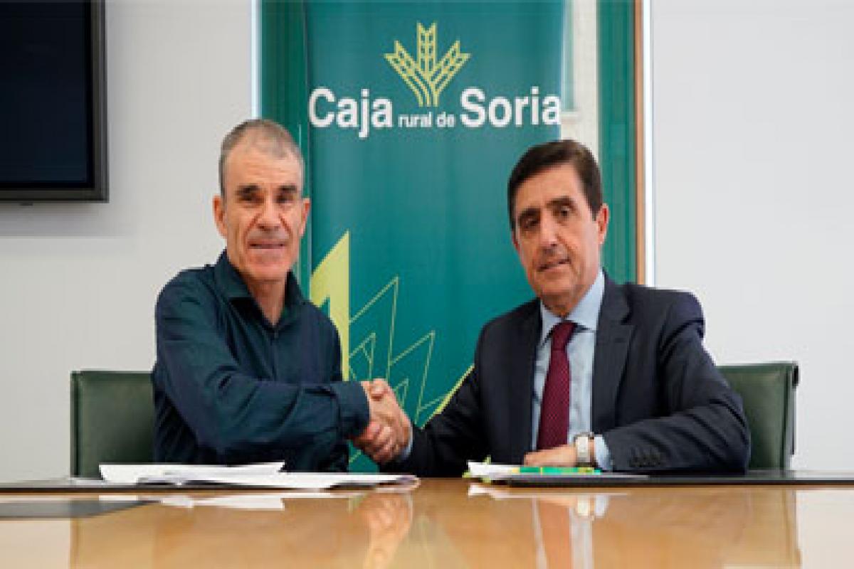 Representantes de ambas entidades estrechan manos tras la firma del convenio de colaboración